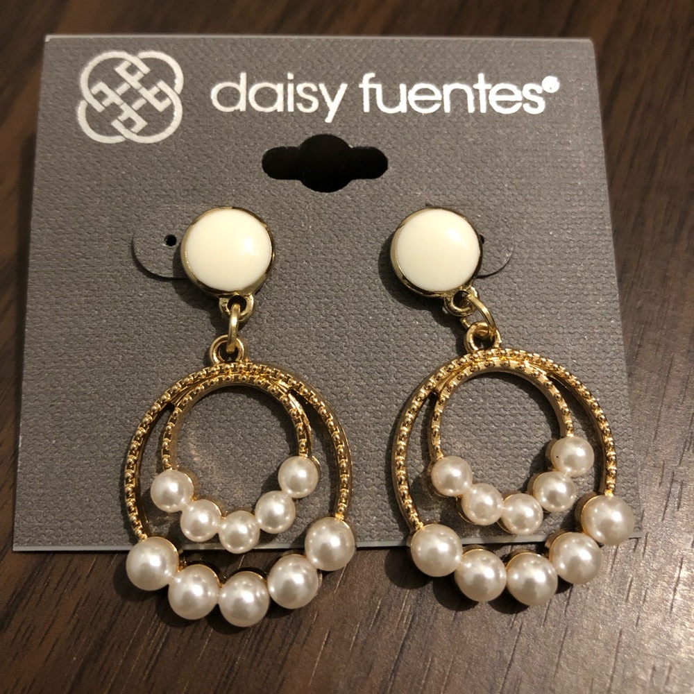 1” Daisy Fuentes Gold tone White Faux pearl Dandle drop Earrings  SCrew Back #B6